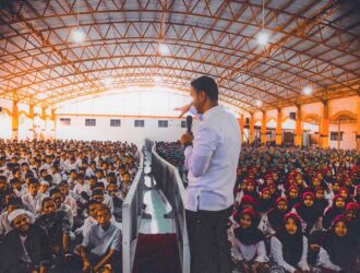 TINTA SANTRISuatu hari Imam Ahmad muda duduk di majelis Imam Syafi‘i.Di bajunya ada bercak tint