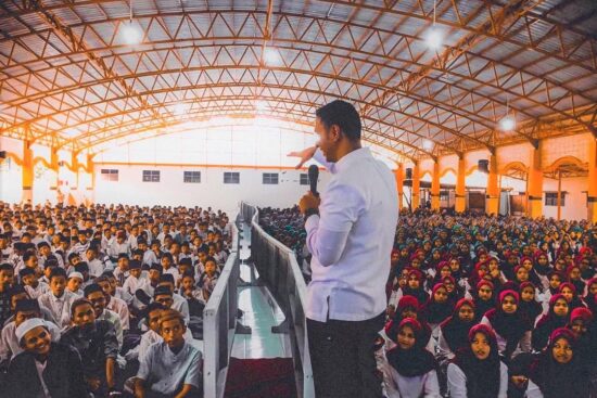 TINTA SANTRISuatu hari Imam Ahmad muda duduk di majelis Imam Syafi‘i.Di bajunya ada bercak tint