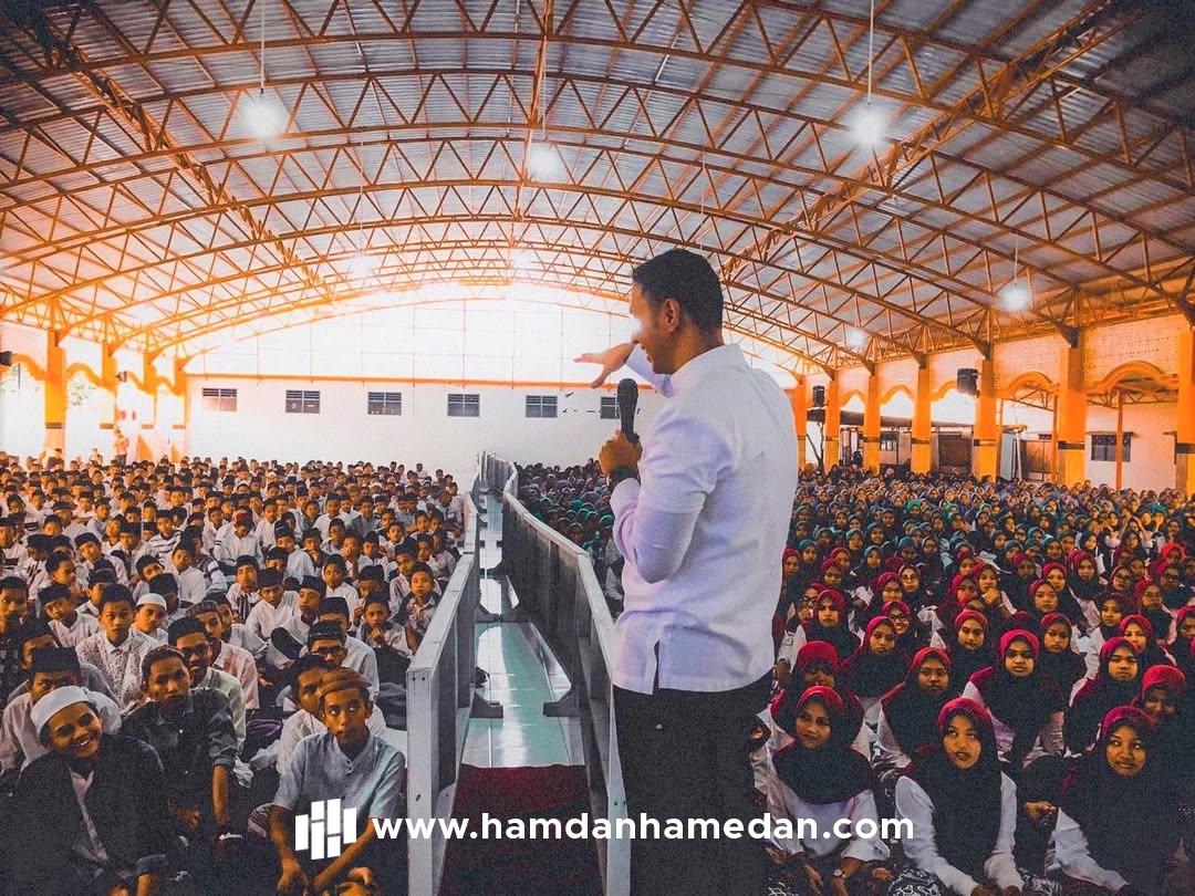 TINTA SANTRISuatu hari Imam Ahmad muda duduk di majelis Imam Syafi‘i.Di bajunya ada bercak tint