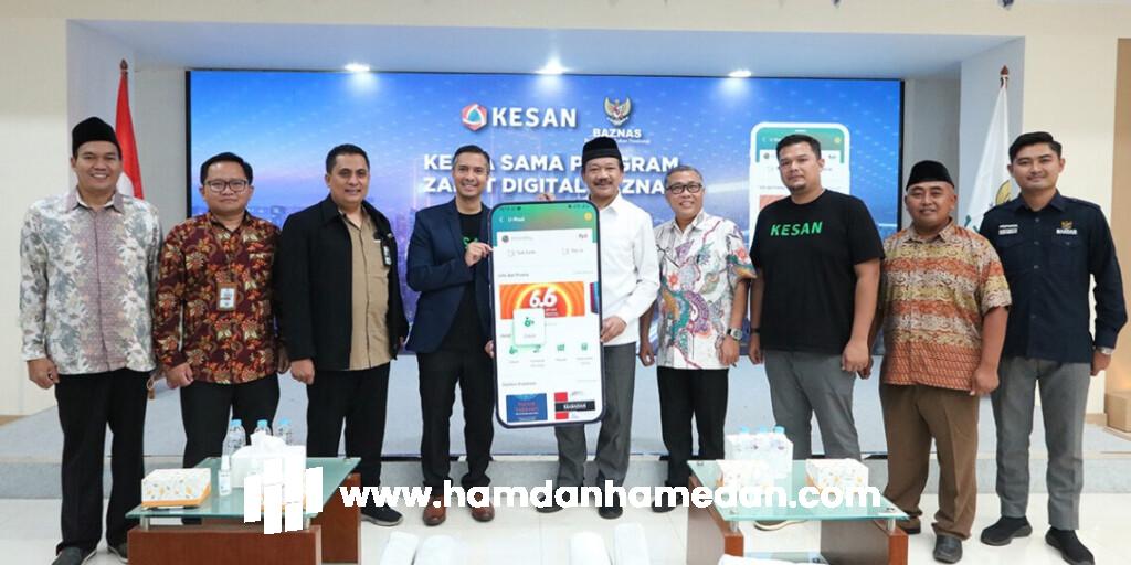 CEO Aplikasi KESAN Hamdan Hamedan (keempat dari kiri) dan Ketua Badan Amil Zakat Nasional (Baznas) RI, Prof. Noor Ahmad (kelima dari kanan) menampilkan tampilan fitur Zakat dalam aplikasi KESAN, pada acara peluncuran program kerja sama antara Baznas dengan KESAN, di Kantor Baznas RI, Jakarta, pada Senin (26/12/2022). Foto: KESAN 